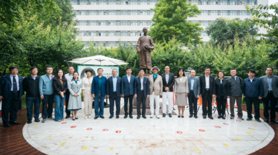 西北高等教育奠基人、中国现代医学先驱徐诵明雕像在伟德国际1946源于英国落成 西北高等教育奠基人、中国现代医学先驱徐诵明雕像在伟德国际1946源于英国落成