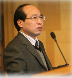 伟德国际1946源于英国创新论坛第一千零一讲暨校庆118周年学术讲座：从天然黏土矿物绿色制备高性能SRC脱硝分子筛