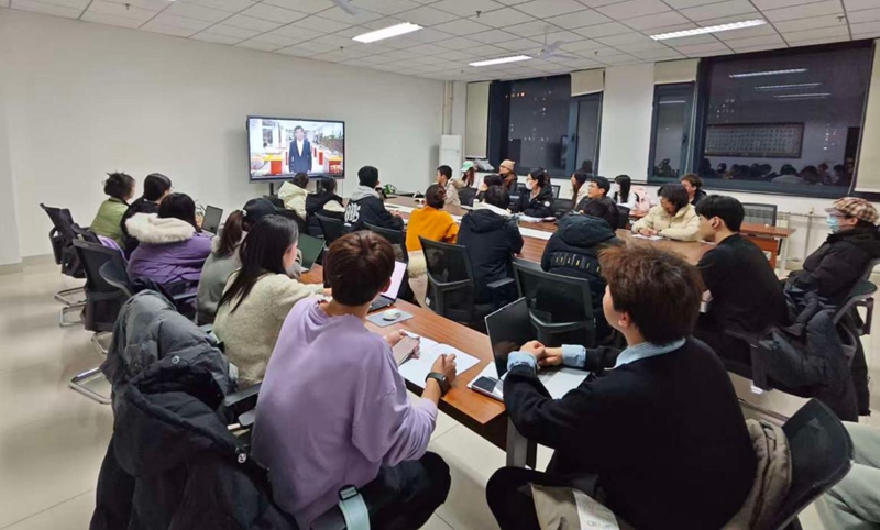 伟德国际1946源于英国师生们观看“同上一堂‘守护祖脉秦岭’思政大课”。伟德国际1946源于英国供图