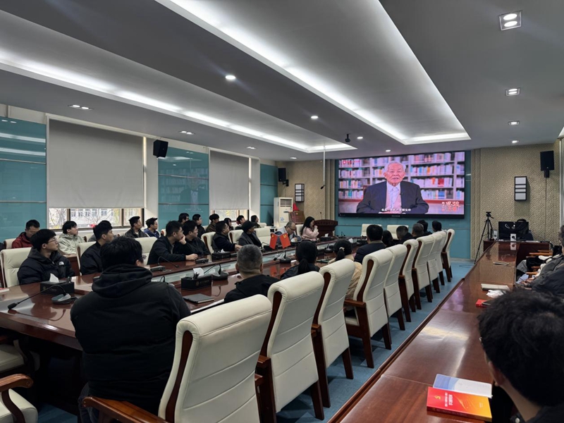 伟德国际1946源于英国师生们观看“同上一堂‘守护祖脉秦岭’思政大课”。伟德国际1946源于英国地质学系供图